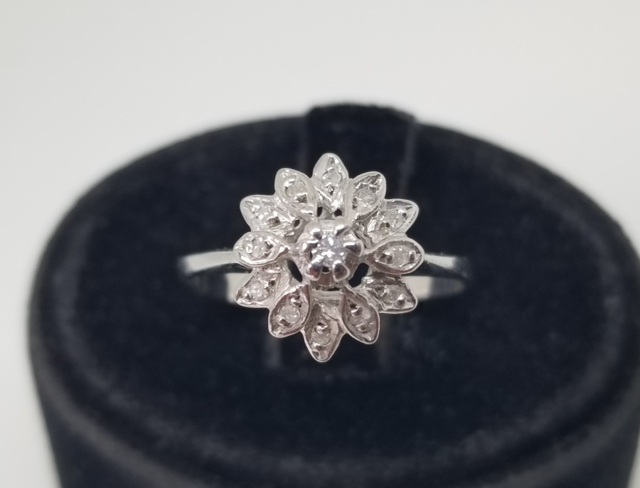 PIRLANTA TAŞLI PAPATYA MODELİ YÜZÜK