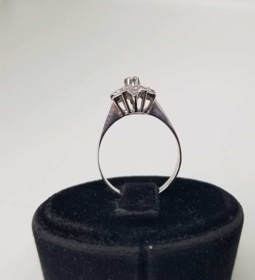 PIRLANTA TAŞLI PAPATYA MODELİ YÜZÜK