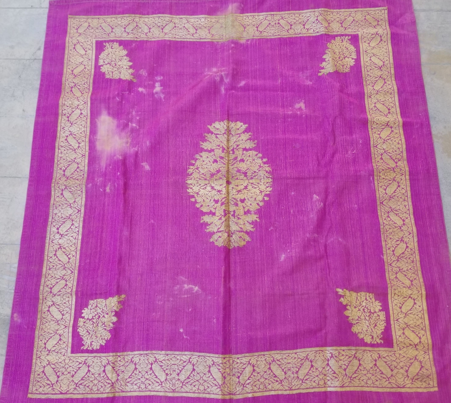 OSMANLI DÖNEMİ HEREKE YAPIMI GÜMÜŞ SIRMA İŞÇİLİKLİ İPEK GELİN HAMAM BOHÇASI