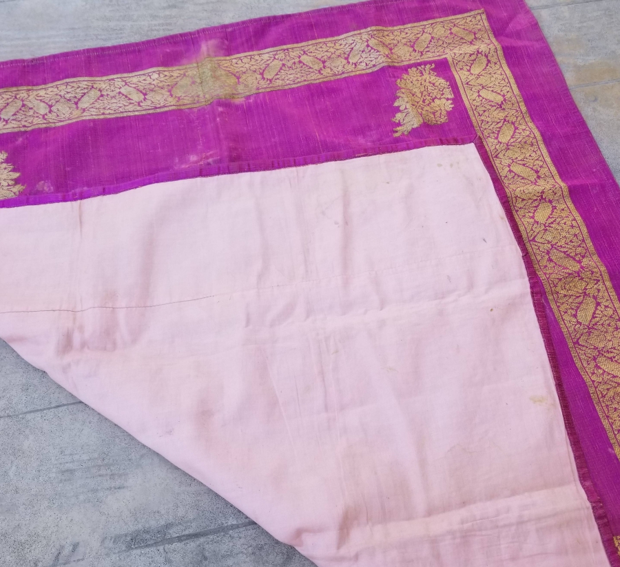 OSMANLI DÖNEMİ HEREKE YAPIMI GÜMÜŞ SIRMA İŞÇİLİKLİ İPEK GELİN HAMAM BOHÇASI