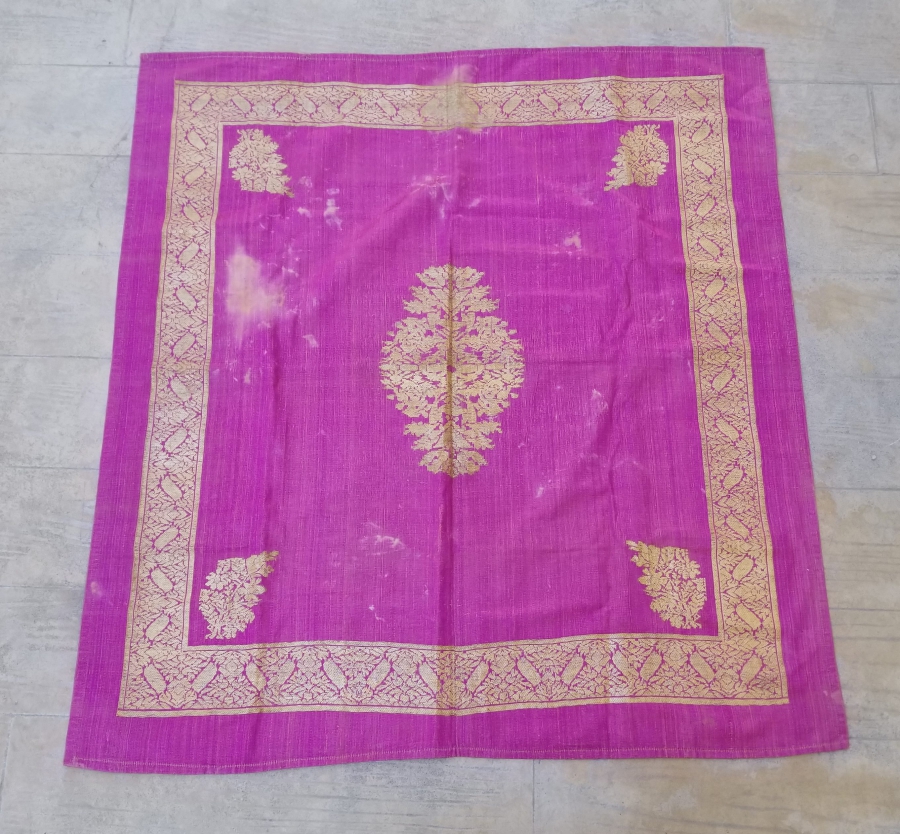 OSMANLI DÖNEMİ HEREKE YAPIMI GÜMÜŞ SIRMA İŞÇİLİKLİ İPEK GELİN HAMAM BOHÇASI