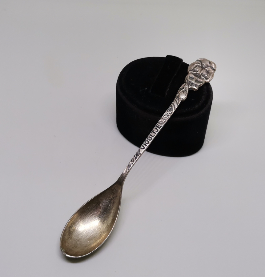 KABARTMA İŞÇİLİKLİ ANTİKA GÜMÜŞ KAŞIK