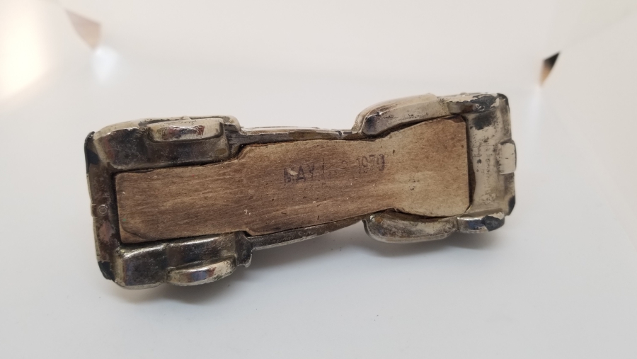 KLASİK ARABA FORMUNDA YAPILMIŞ ANTİKA MASA ÇAKMAĞI