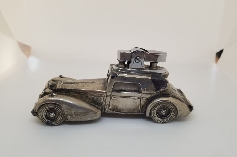 KLASİK ARABA FORMUNDA YAPILMIŞ ANTİKA MASA ÇAKMAĞI