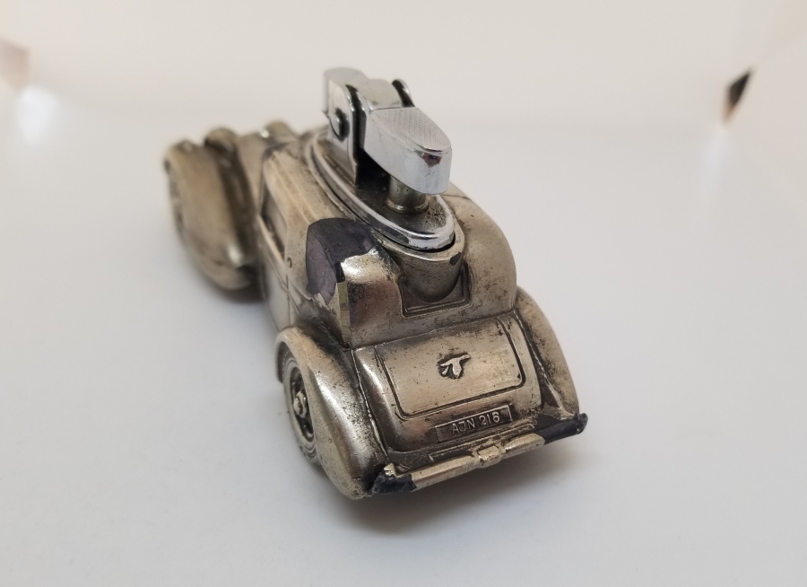 KLASİK ARABA FORMUNDA YAPILMIŞ ANTİKA MASA ÇAKMAĞI