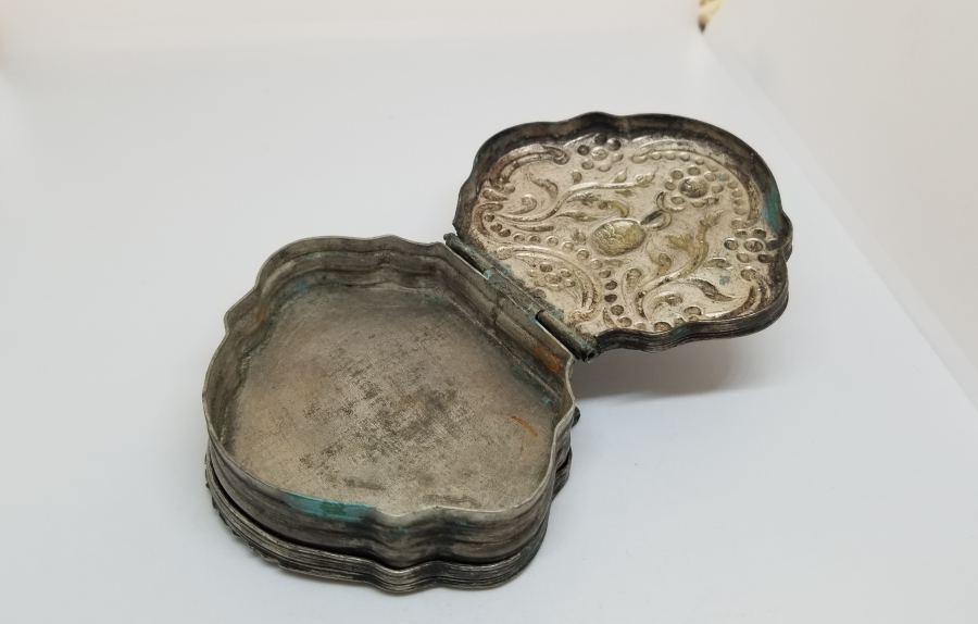 OSMANLI DÖNEMİ NADİR TİPTE ÇİFT KAPAKLI GÜMÜŞ ENFİYE KUTUSU