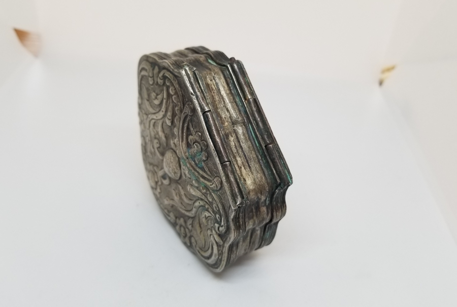 OSMANLI DÖNEMİ NADİR TİPTE ÇİFT KAPAKLI GÜMÜŞ ENFİYE KUTUSU