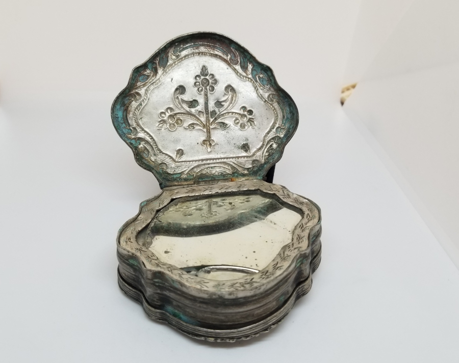 OSMANLI DÖNEMİ NADİR TİPTE ÇİFT KAPAKLI GÜMÜŞ ENFİYE KUTUSU