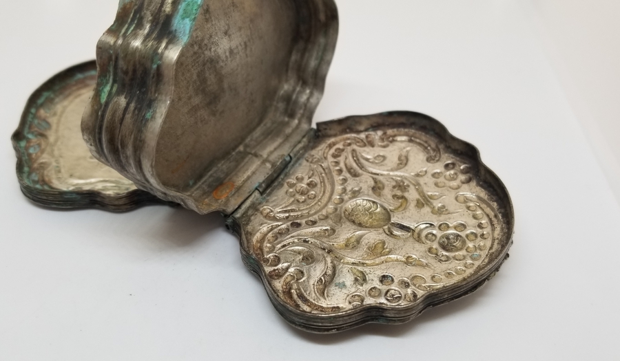 OSMANLI DÖNEMİ NADİR TİPTE ÇİFT KAPAKLI GÜMÜŞ ENFİYE KUTUSU