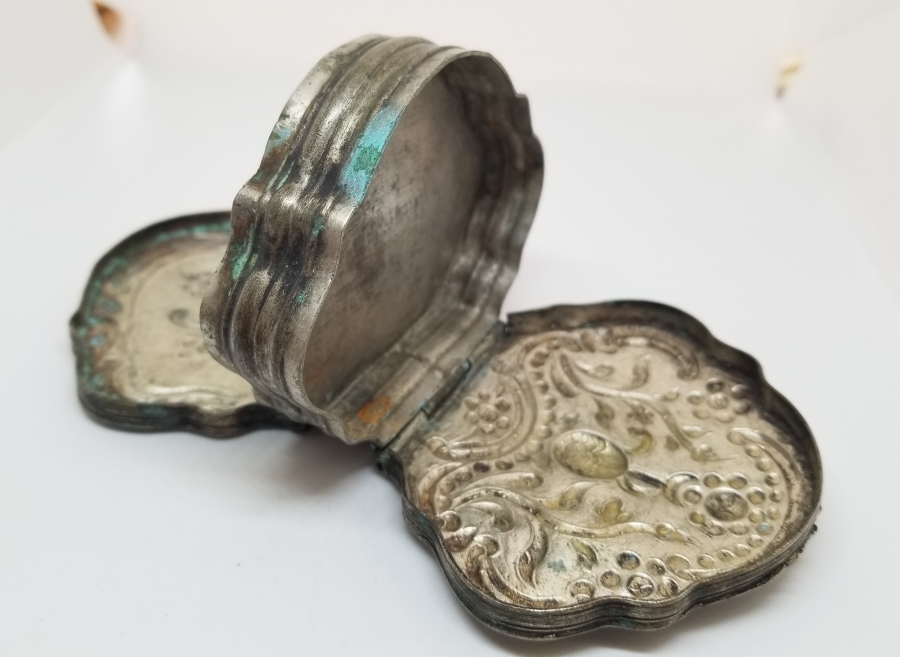 OSMANLI DÖNEMİ NADİR TİPTE ÇİFT KAPAKLI GÜMÜŞ ENFİYE KUTUSU