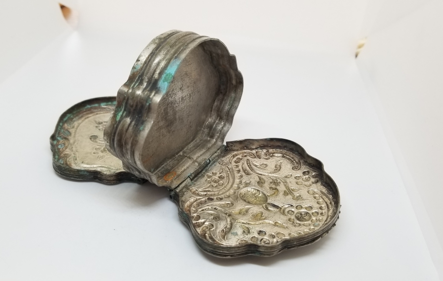 OSMANLI DÖNEMİ NADİR TİPTE ÇİFT KAPAKLI GÜMÜŞ ENFİYE KUTUSU