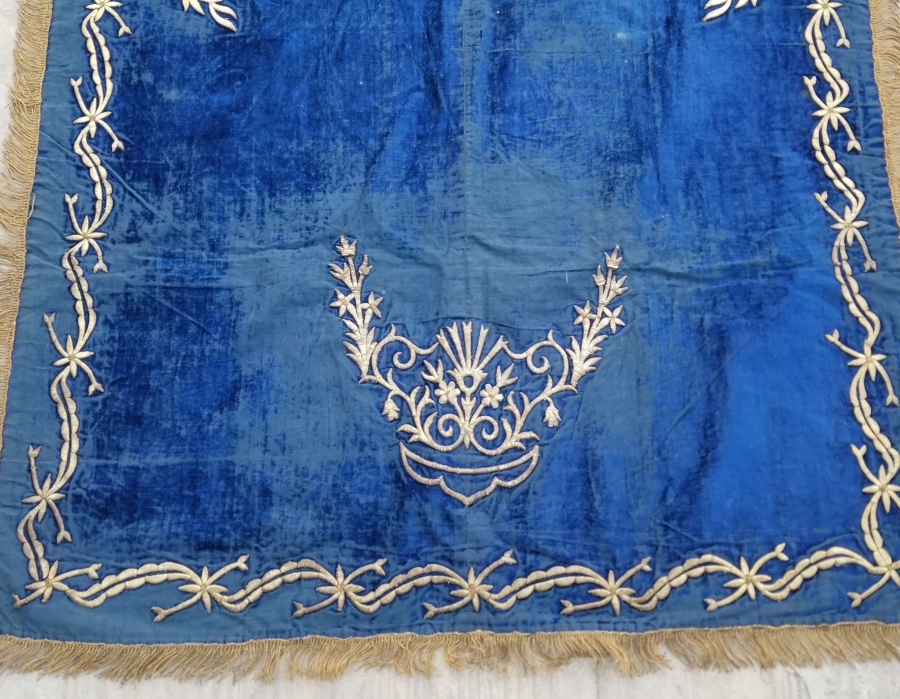 KADİFE ÜZERİ ALTIN SIRMA İŞÇİLİKLİ NADİR KADİFE SECCADE