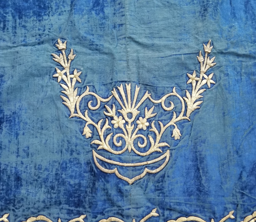 KADİFE ÜZERİ ALTIN SIRMA İŞÇİLİKLİ NADİR KADİFE SECCADE