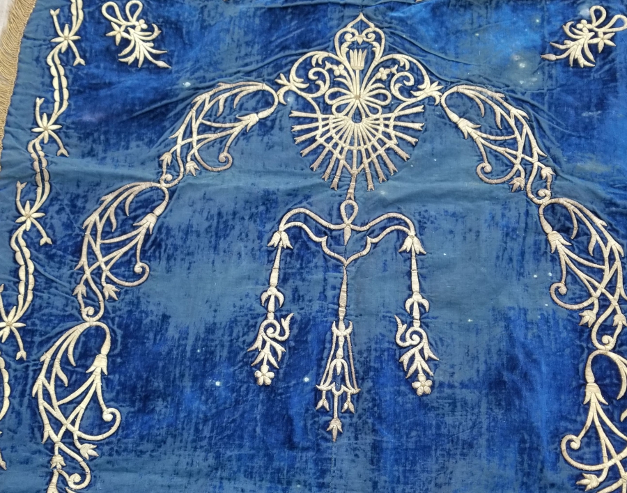 KADİFE ÜZERİ ALTIN SIRMA İŞÇİLİKLİ NADİR KADİFE SECCADE