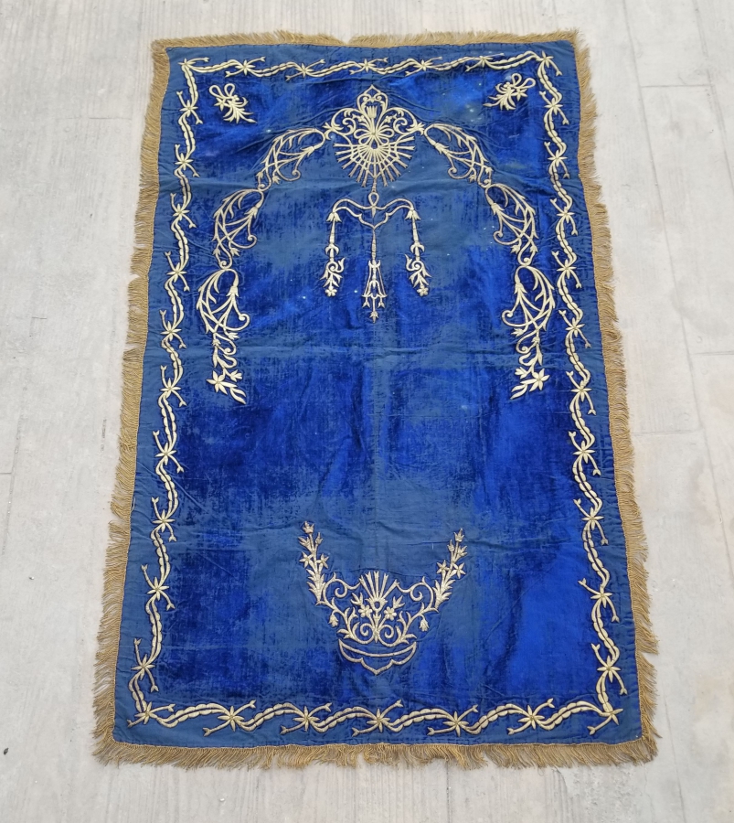 KADİFE ÜZERİ ALTIN SIRMA İŞÇİLİKLİ NADİR KADİFE SECCADE