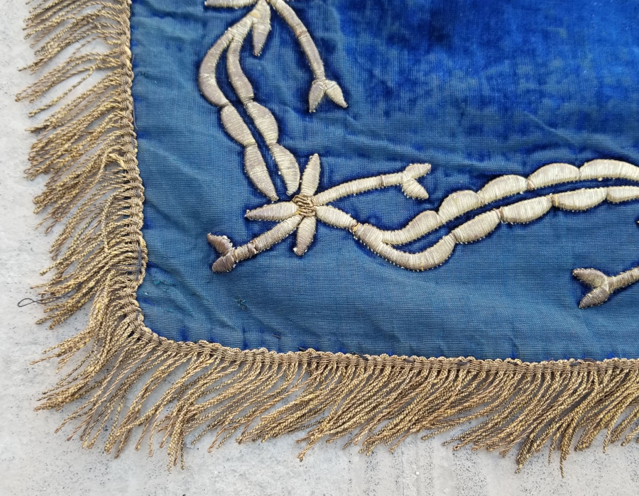 KADİFE ÜZERİ ALTIN SIRMA İŞÇİLİKLİ NADİR KADİFE SECCADE