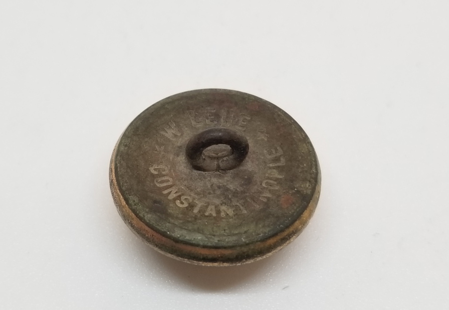 ÜZERİ AY YILDIZ FİGÜRLÜ VE TOMBAKLI 1. DÜNYA SAVAŞI DÖNEMİ TOPÇU SUBAY DÜĞMESİ