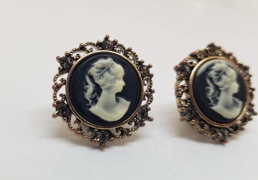 KAMEO TARZINDA YAPILMIŞ ANTİKA KÜPE