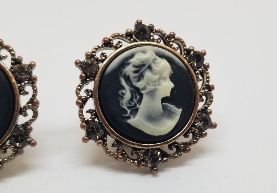 KAMEO TARZINDA YAPILMIŞ ANTİKA KÜPE