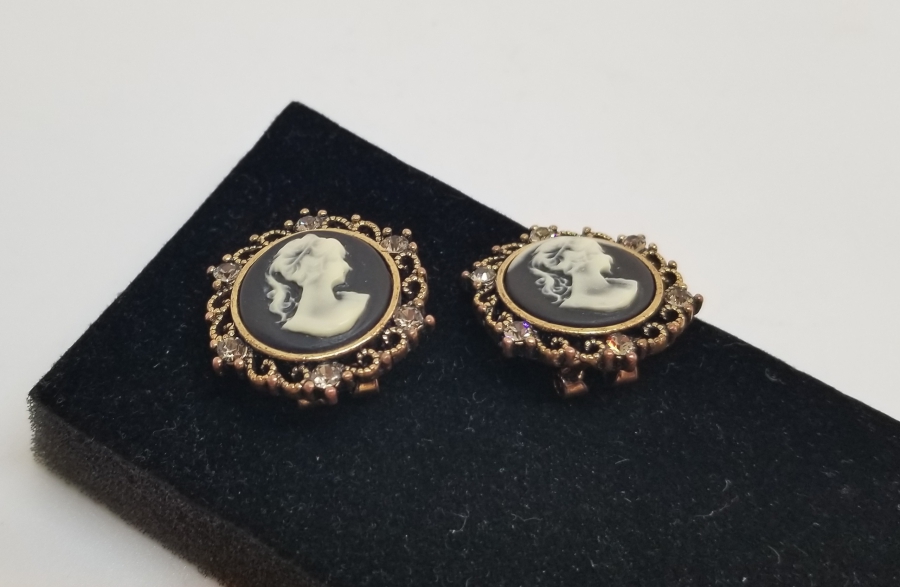 KAMEO TARZINDA YAPILMIŞ ANTİKA KÜPE