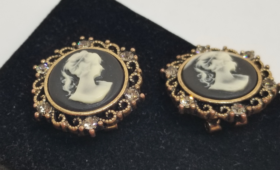 KAMEO TARZINDA YAPILMIŞ ANTİKA KÜPE