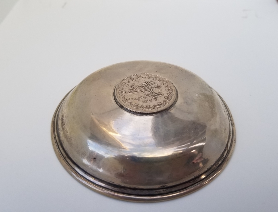 ORTASINDA GÜMÜŞ OSMANLI PARASI BULUNAN OSMANLI DÖNEMİ GÜMÜŞ SÜLEYMANİYE KINA TASI