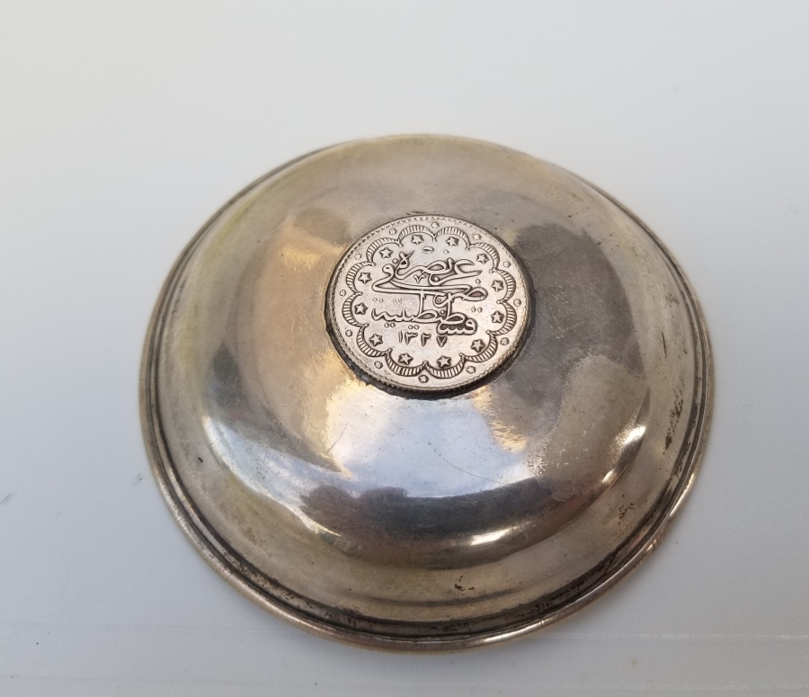 ORTASINDA GÜMÜŞ OSMANLI PARASI BULUNAN OSMANLI DÖNEMİ GÜMÜŞ SÜLEYMANİYE KINA TASI