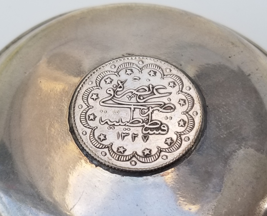 ORTASINDA GÜMÜŞ OSMANLI PARASI BULUNAN OSMANLI DÖNEMİ GÜMÜŞ SÜLEYMANİYE KINA TASI