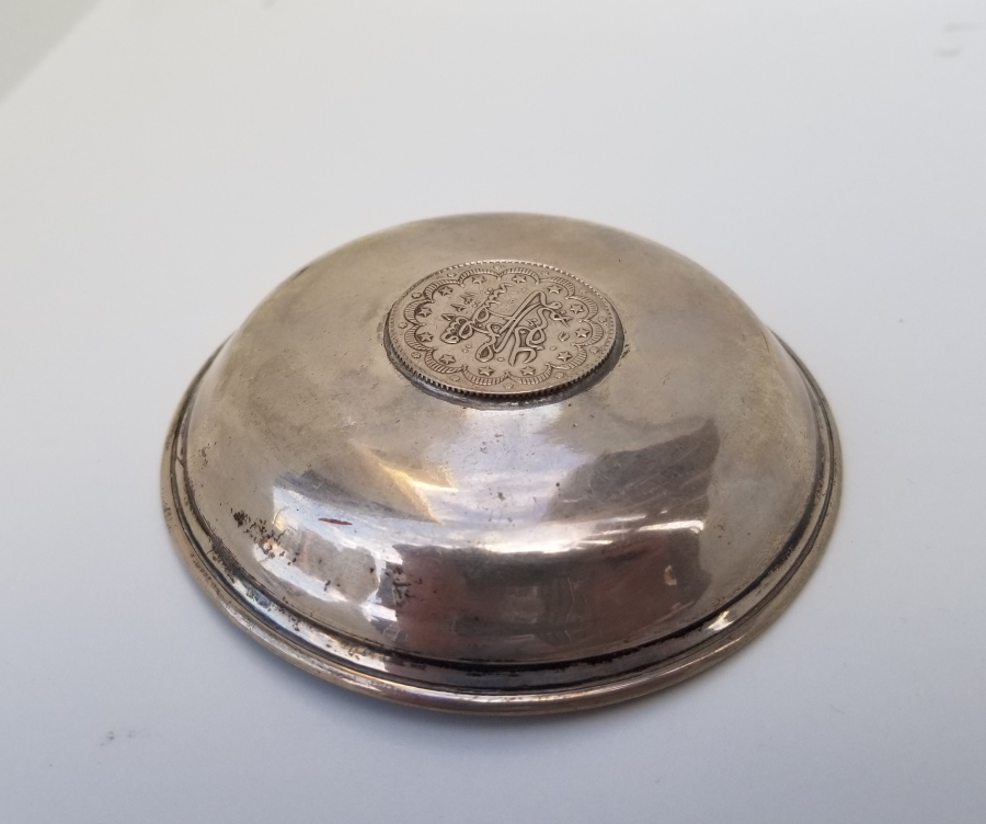 ORTASINDA GÜMÜŞ OSMANLI PARASI BULUNAN OSMANLI DÖNEMİ GÜMÜŞ SÜLEYMANİYE KINA TASI