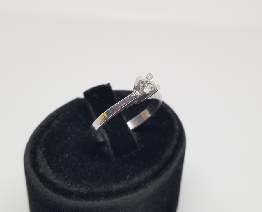 PIRLANTA TAŞLI TEKTAŞ MODEL YÜZÜK