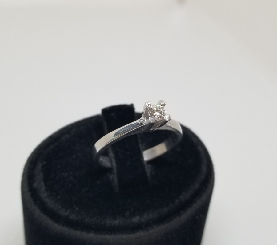 PIRLANTA TAŞLI TEKTAŞ MODEL YÜZÜK