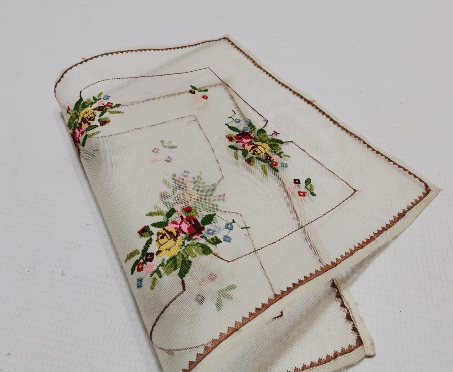 OSMANLI DÖNEMİ İPEK ÜZERİ KANAVİÇE İŞÇİLİKLİ RUM RUNNER - MASA ÖRTÜSÜ