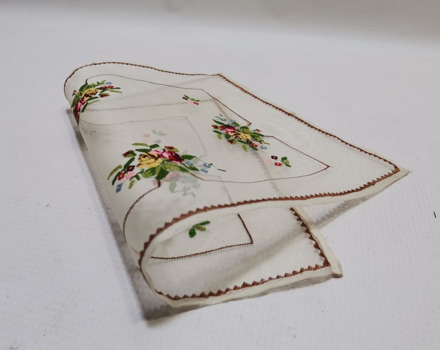 OSMANLI DÖNEMİ İPEK ÜZERİ KANAVİÇE İŞÇİLİKLİ RUM RUNNER - MASA ÖRTÜSÜ