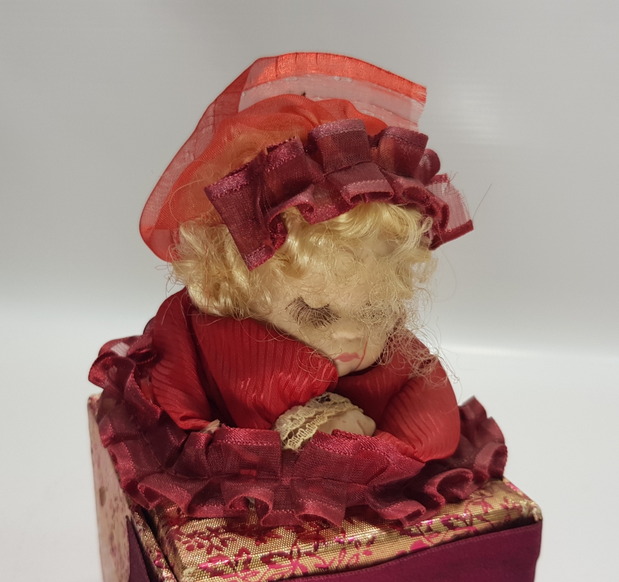 ÜZERİNDE PORSELEN BEBEK BULUNAN ANTİKA LATERNALI KUTU