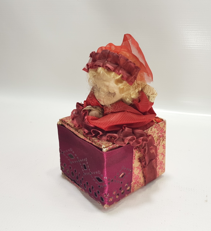 ÜZERİNDE PORSELEN BEBEK BULUNAN ANTİKA LATERNALI KUTU