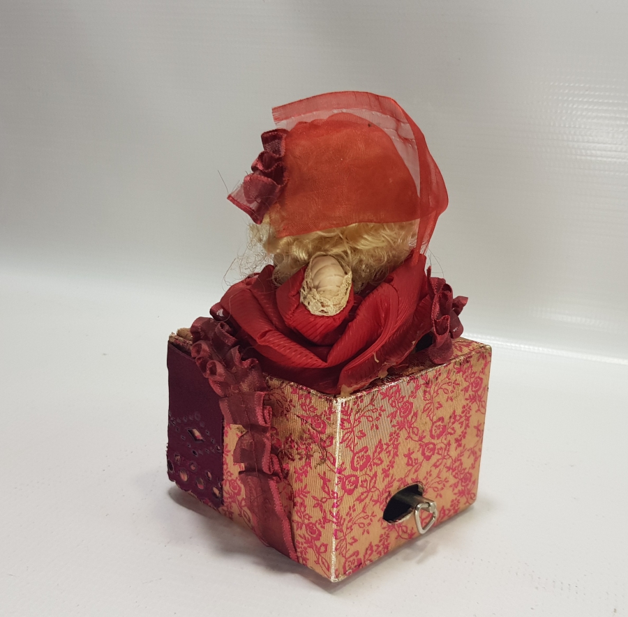 ÜZERİNDE PORSELEN BEBEK BULUNAN ANTİKA LATERNALI KUTU