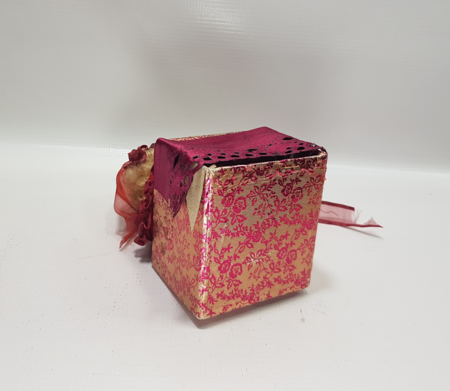 ÜZERİNDE PORSELEN BEBEK BULUNAN ANTİKA LATERNALI KUTU