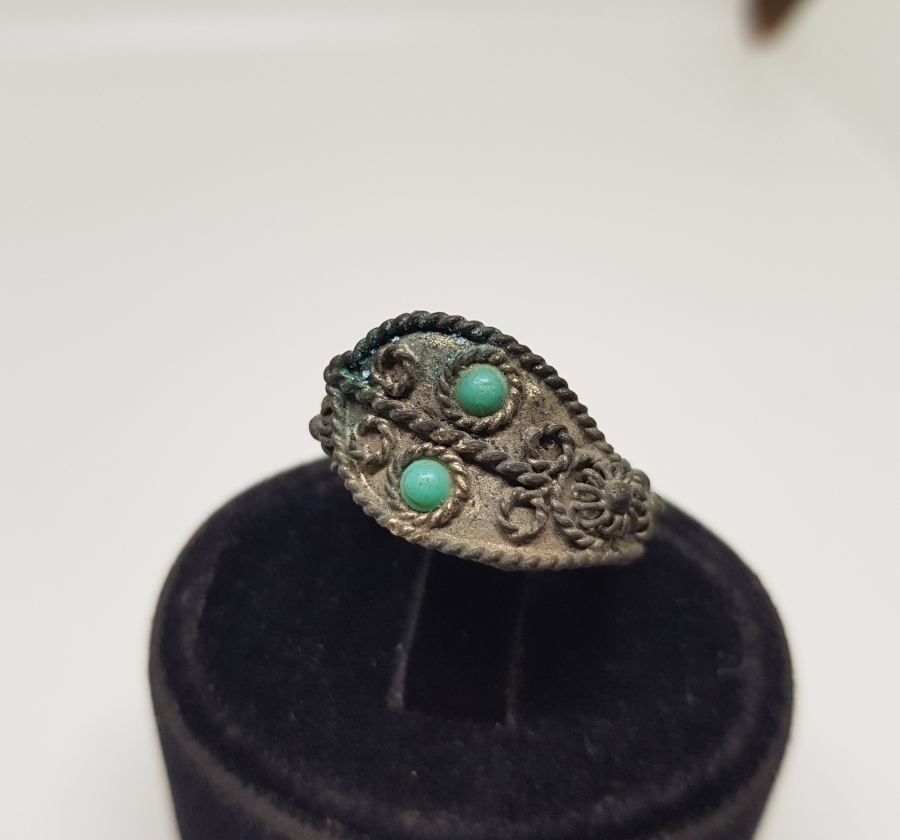 ÜZERİ DOĞAL TAŞLI VE GÜHERZE İŞÇİLİKLİ OSMANLI DÖNEMİ YILANBAŞI FORMLU YÜZÜK
