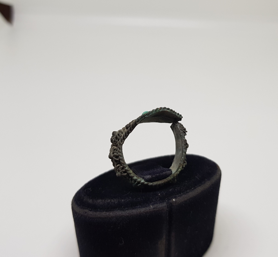 ÜZERİ DOĞAL TAŞLI VE GÜHERZE İŞÇİLİKLİ OSMANLI DÖNEMİ YILANBAŞI FORMLU YÜZÜK