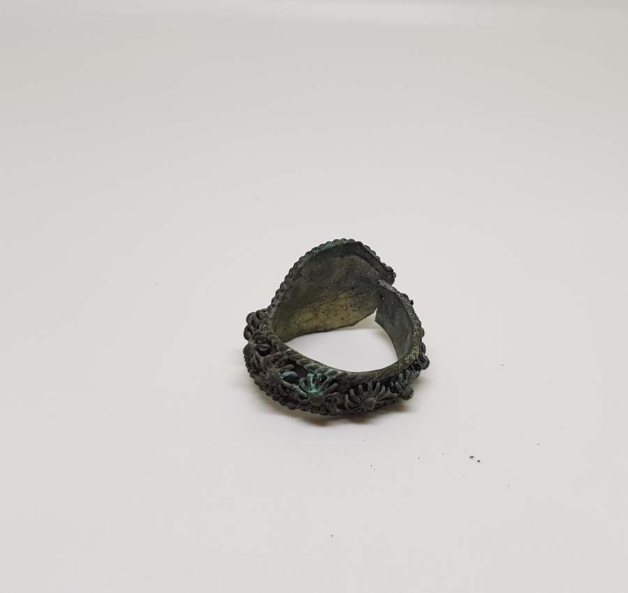 ÜZERİ DOĞAL TAŞLI VE GÜHERZE İŞÇİLİKLİ OSMANLI DÖNEMİ YILANBAŞI FORMLU YÜZÜK