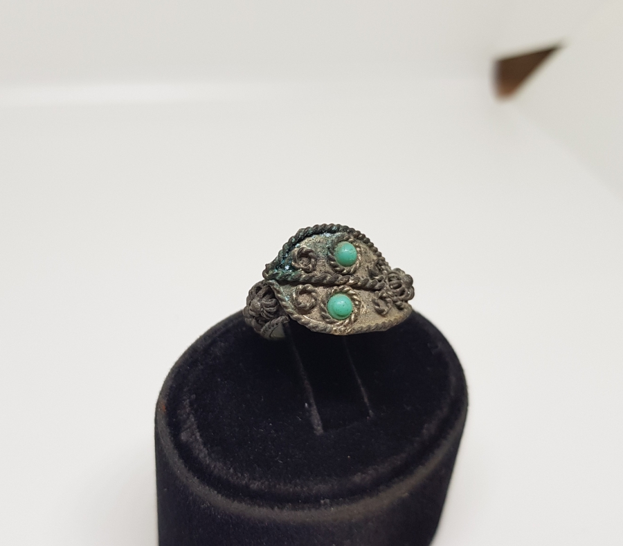 ÜZERİ DOĞAL TAŞLI VE GÜHERZE İŞÇİLİKLİ OSMANLI DÖNEMİ YILANBAŞI FORMLU YÜZÜK