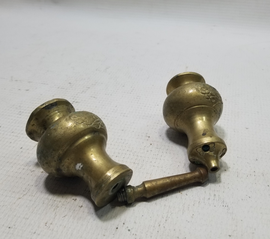 KABARTMA İŞÇİLİKLİ ANTİKA PİRİNÇ ÇİFT GÜLEBDAN