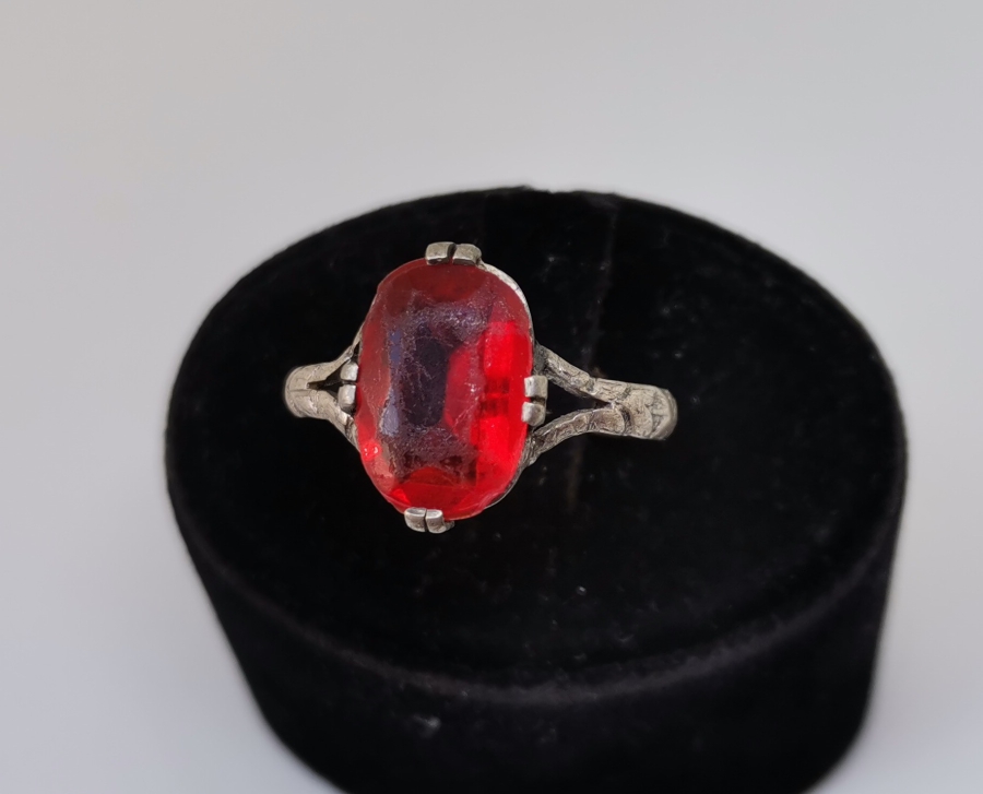 ÜZERİ DOĞAL TAŞLI VE KABARTMA İŞÇİLİKLİ OSMANLI DÖNEMİ GÜMÜŞ YÜZÜK