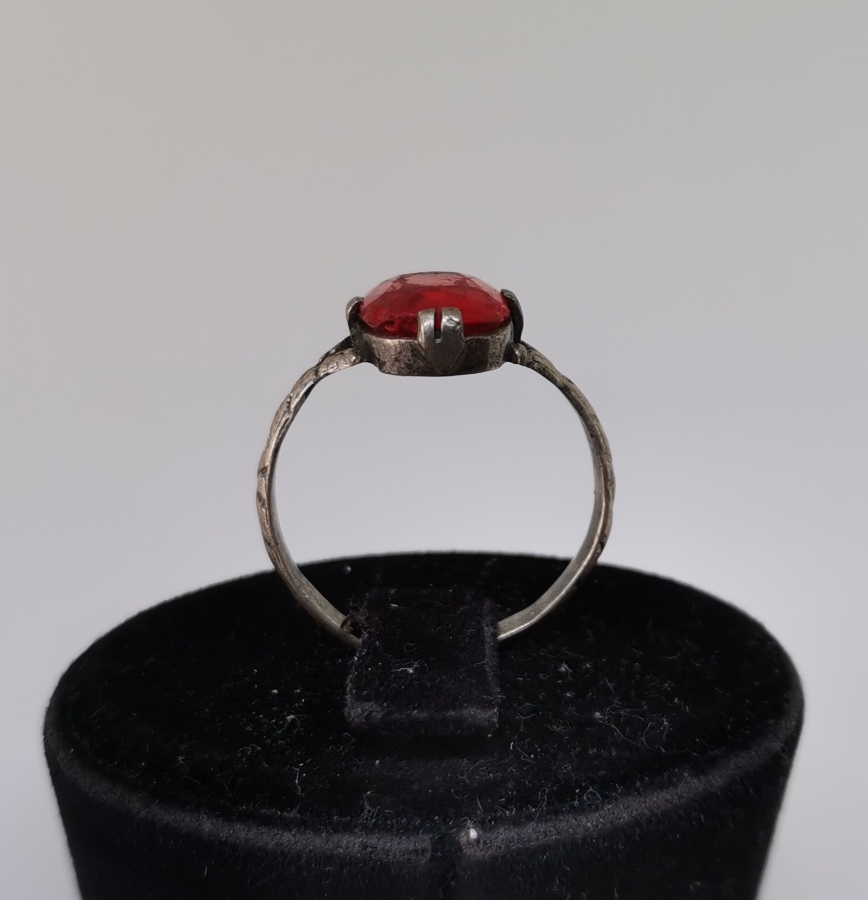 ÜZERİ DOĞAL TAŞLI VE KABARTMA İŞÇİLİKLİ OSMANLI DÖNEMİ GÜMÜŞ YÜZÜK