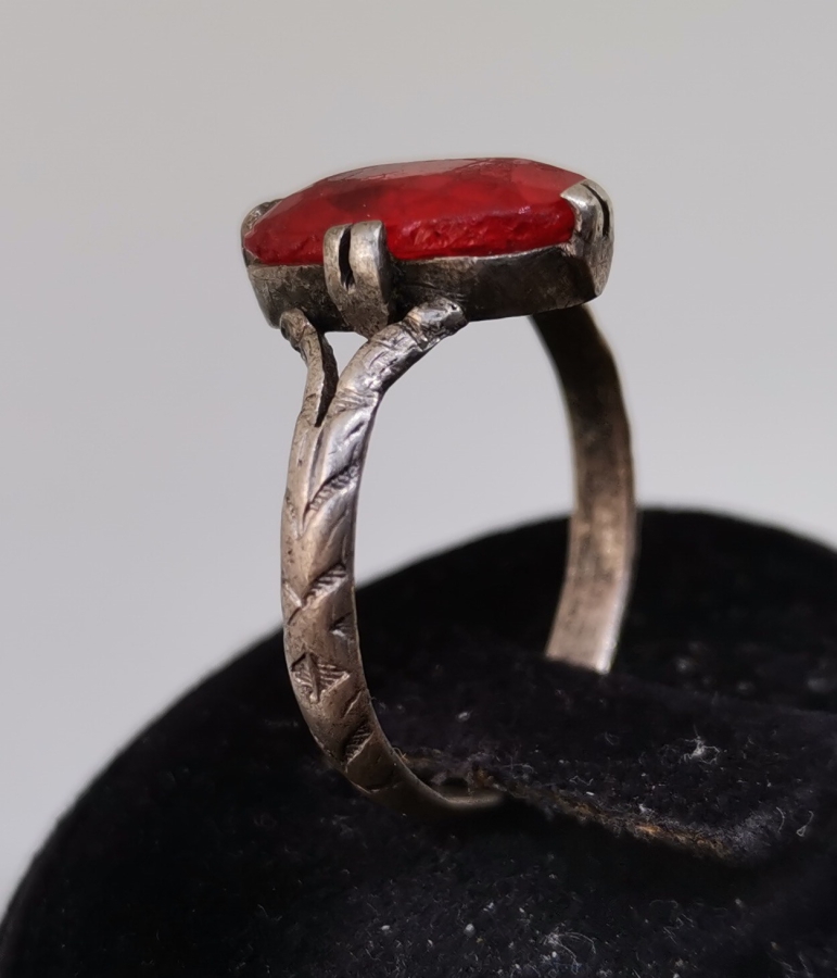 ÜZERİ DOĞAL TAŞLI VE KABARTMA İŞÇİLİKLİ OSMANLI DÖNEMİ GÜMÜŞ YÜZÜK