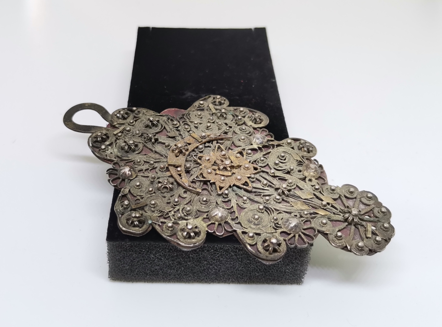 ÜZERİ AY YILDIZ FİGÜRLÜ OSMANLI DÖNEMİ GÜMÜŞ AT ALINLIĞI