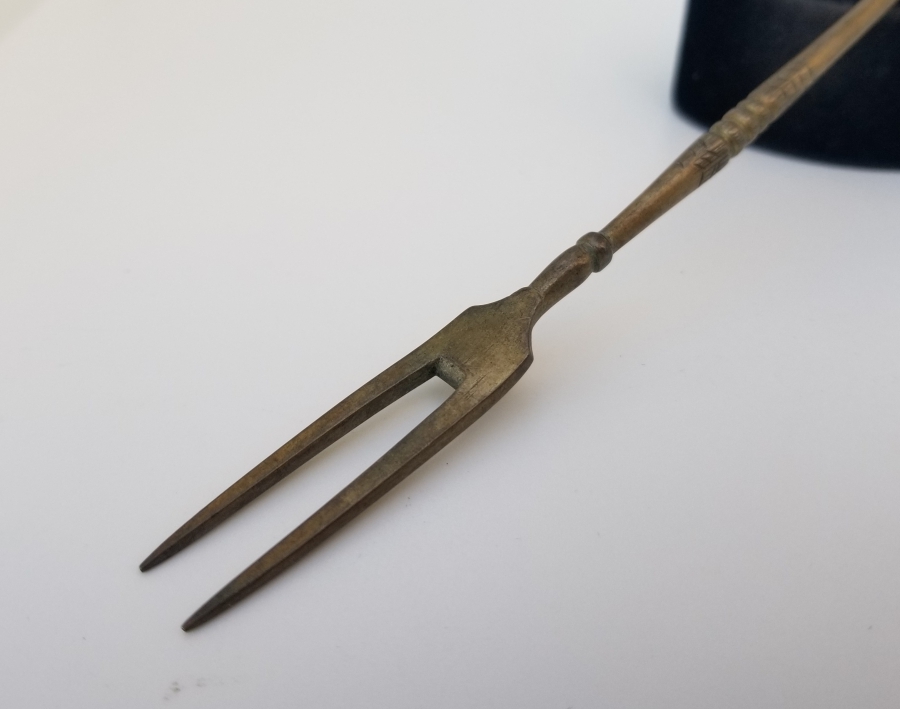 ÜZERİ ALTIN VERMEYLİ VE ÜST KISMI SİKKE FORMLU OSMANLI DÖNEMİ KALEM İŞÇİLİKLİ GÜMÜŞ ÇATAL