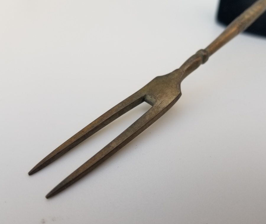 ÜZERİ ALTIN VERMEYLİ VE ÜST KISMI SİKKE FORMLU OSMANLI DÖNEMİ KALEM İŞÇİLİKLİ GÜMÜŞ ÇATAL