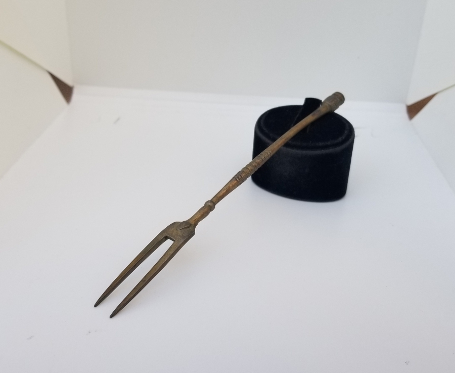 ÜZERİ ALTIN VERMEYLİ VE ÜST KISMI SİKKE FORMLU OSMANLI DÖNEMİ KALEM İŞÇİLİKLİ GÜMÜŞ ÇATAL