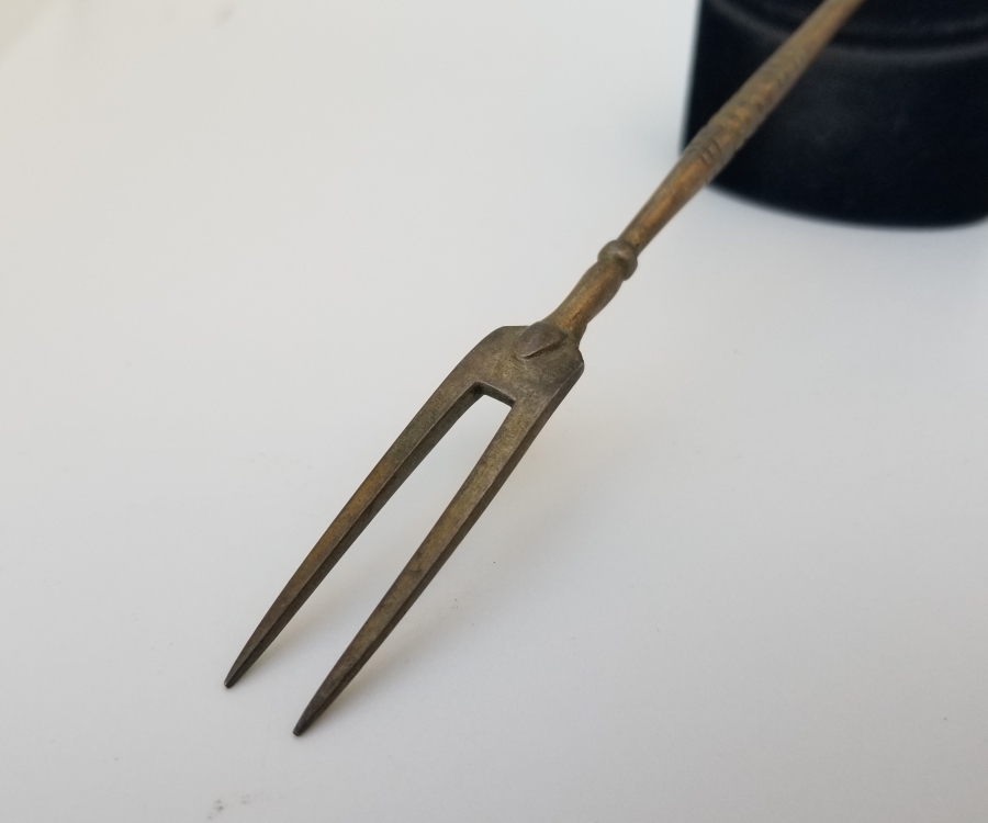 ÜZERİ ALTIN VERMEYLİ VE ÜST KISMI SİKKE FORMLU OSMANLI DÖNEMİ KALEM İŞÇİLİKLİ GÜMÜŞ ÇATAL